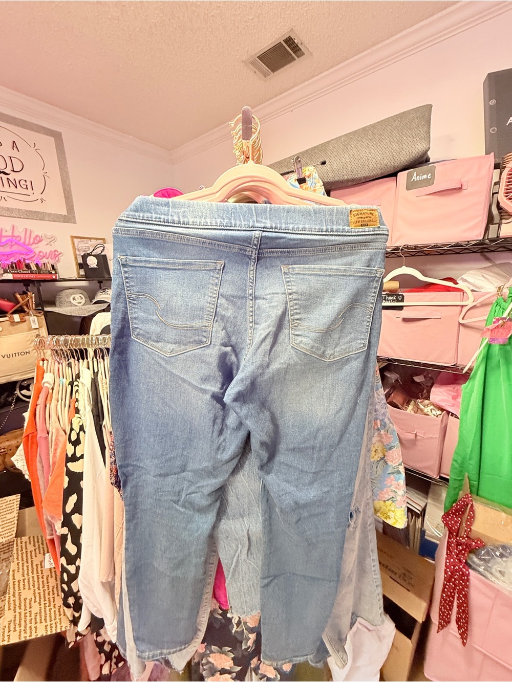 LEVI’S Distressed Light Blue Women's Stretch Denim tapered ankle Jeans - Picture 2 of 6